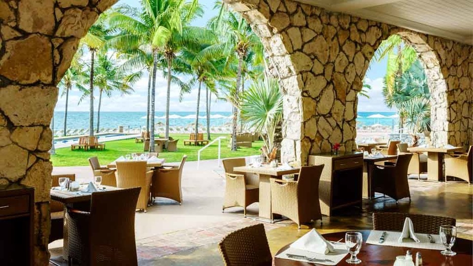 Dining with an ocean view in Lighthouse Pointe Resort at Grand Lucayan