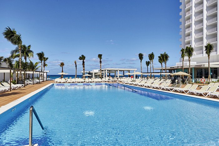 Riu Palace Paradise Island Pool